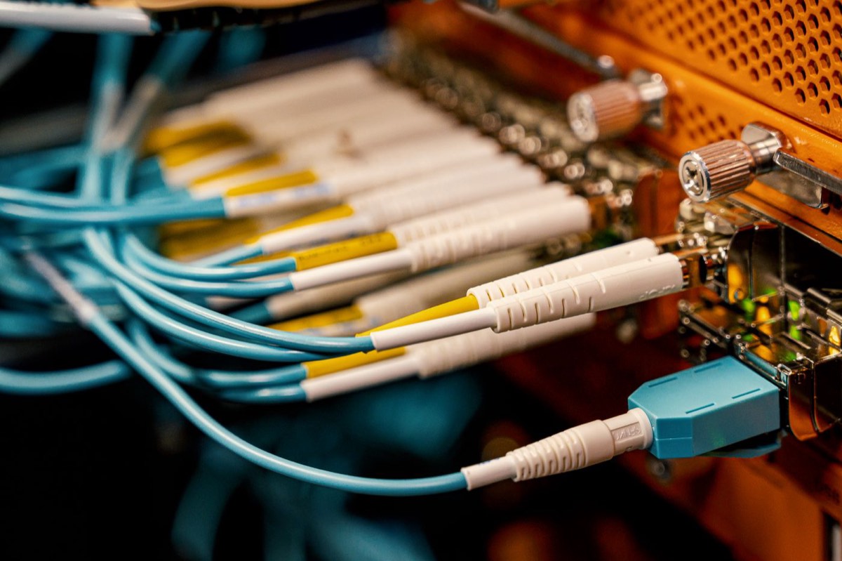 Konfektionierte LWL-Patchkabel mit LC-Steckern an einem Patchfeld im Technikschrank